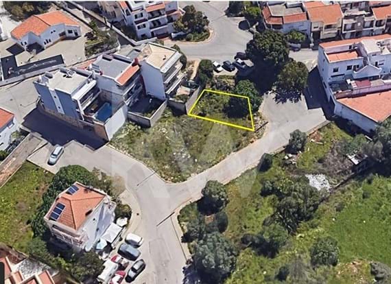 Lote de terreno com 128 m2 para construção de moradia geminada localizado no Parchal, Lagoa, Algarve