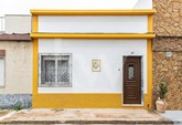 House (Fraction) with Great Profitability, double and independent entrances in Portimão.