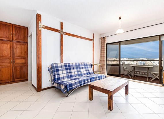 2 bedroom apartment in the city center with stunning views over the river.