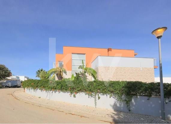 Moradia T3+1 com piscina, garagem e quintal com arvores de fruto, em Alcantarilha