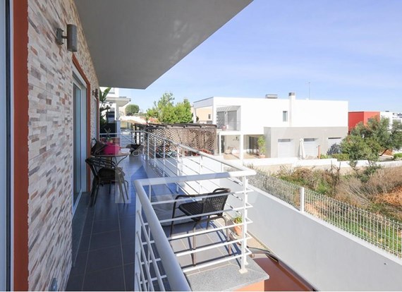 Moradia T3+1 com piscina, garagem e quintal com arvores de fruto, em Alcantarilha