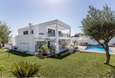 High quality  modern contemporary villa, inserted in an afluend urbanization with a  peaceful environment, located in Quinta do Rogel. Algarve