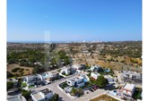 High quality  modern contemporary villa, inserted in an afluend urbanization with a  peaceful environment, located in Quinta do Rogel. Algarve