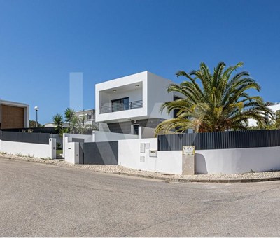 High quality  modern contemporary villa, inserted in an afluend urbanization with a  peaceful environment, located in Quinta do Rogel. Algarve - Silves 