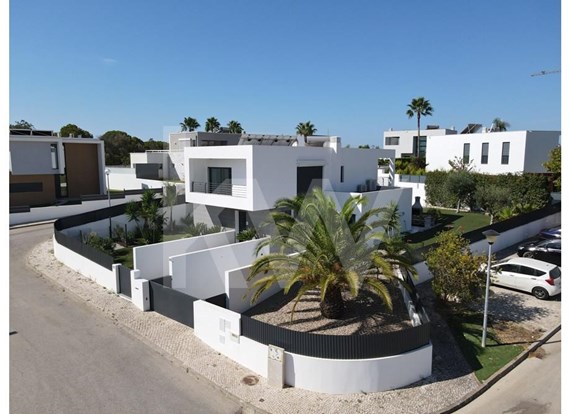 Moradia contemporânea  moderna de alta qualidade, inserida numa urbanização nobre e ambiente tranquilo, localizada na Quinta do Rogel.