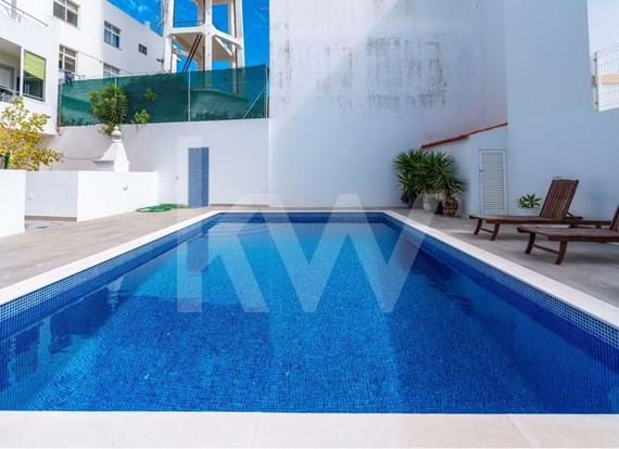 T2 Apartment with Terrace and Pool in the Center of Quarteira