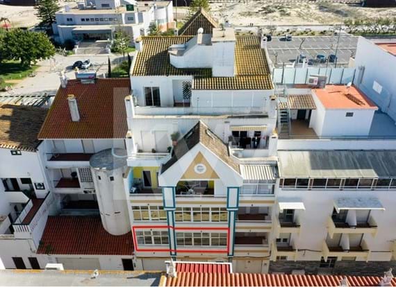 Apartamento T2 com duas casas de banho na primeira linha do mar em Monte Gordo