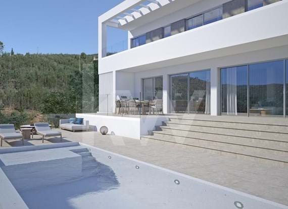 Luxury 3 bedroom villa with infinity pool and open views to the sea, located on the southern slope of Monchique