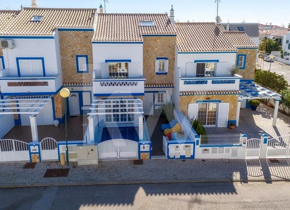 3 bedroom townhouse with swimming pool and terrace located in Manta Rota, Vila Nova de Cacela.