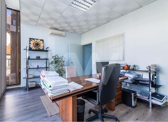 Large space, 229m2, consisting of 6 offices and reception, located in the Ribeirinha area in Portimão, Algarve