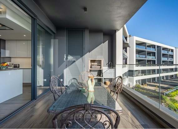 Apartamento T2 com vista mar, garagem box para 2 viaturas em condomínio fechado com jardins e piscina.