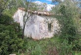 Rustic land with ruin, in URBAN area, located in Corcitos, Querença, Loulé