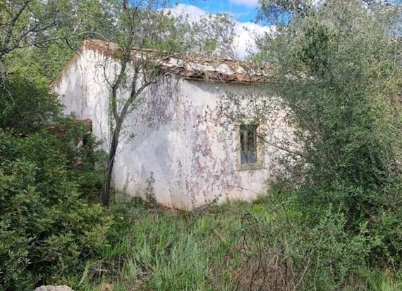 Terreno Rustico Com ruina, localizado em malha URBANA, sitio em Corcitos, Querença, Loulé