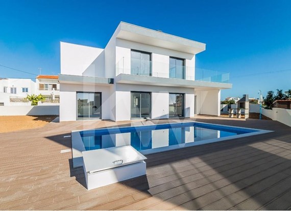 3 bedroom villa with pool located in Pêra. Under construction