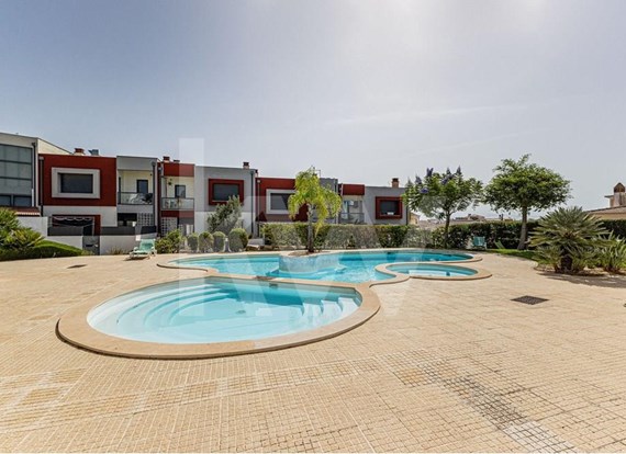Moradia Moderna em condomínio privado com piscina comum e um enorme espaço exterior.