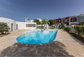 Moradia Moderna em condomínio privado com piscina comum e um enorme espaço exterior.