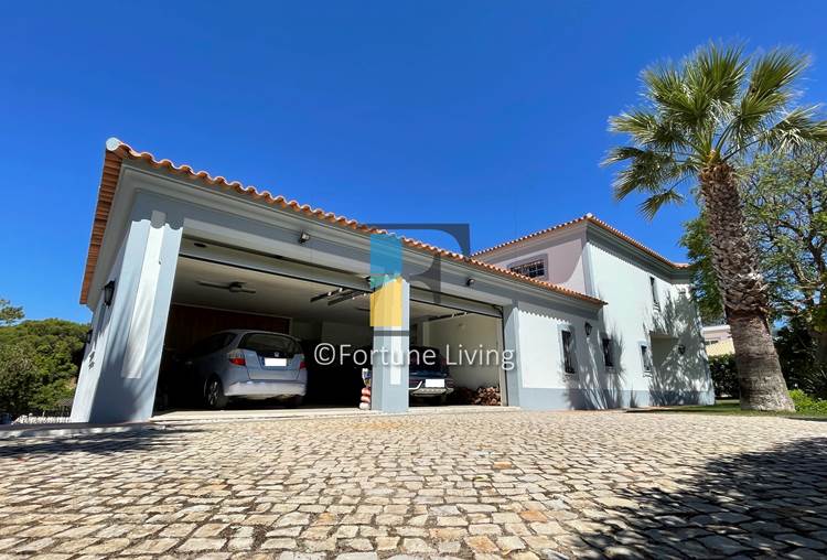 Exclusive Listing: Amazing villa on Vila Sol Golf
