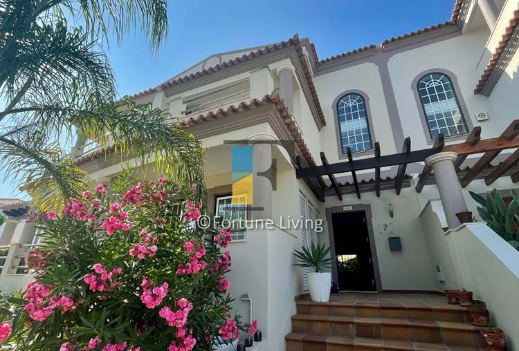 3 bedroom townhouse close to the beach