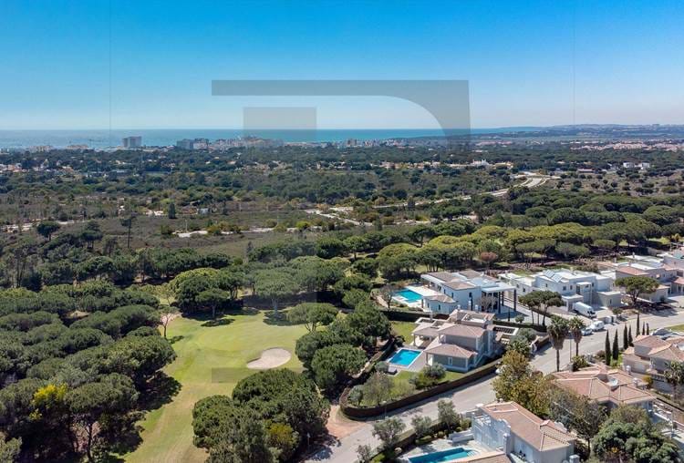 UNDER OFFER Exquisite villa with amazing front line golf views