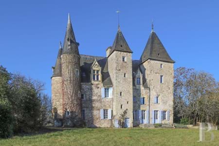 À deux heures de Paris, un château médiéval aux airs des 16e et 17e s. et son parc boisé de 8 ha