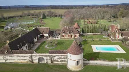 En Bourgogne, à 2h de Paris, une demeure seigneuriale du 17e s. et son jardin classé remarquable