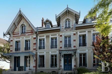 À 40 min de Paris, 30 min de Charles de Gaulle et 20 min de Marne-la-Vallée, une villa Napoléon III au cœur d’un village préservé