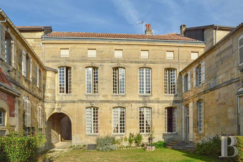 2h30 from Paris, in the Renaissance district of Bar-le-Duc, a listed townhouse from the 16th and 18th centuries and its terraced gardens