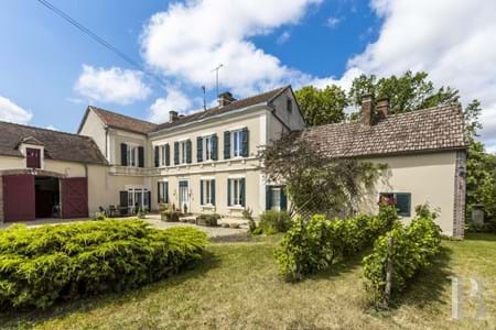 A character house and its outbuildings, surrounded by wooded parklands, near to a famous historic town, less than 2 hours from Paris in the Yonne department
