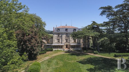 À 40 km au sud de Toulouse, un château du 19ème siècle et ses dépendances dans un parc de 4 ha
