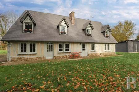 Dans l'Eure, à quelques kilomètres de Bernay, dans un petit village, une maison à pans de bois sur un terrain de près de 4.000 m² en partie constructible