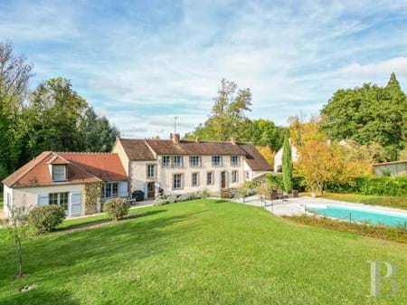 À 1h30 de Paris, en Bourgogne dans l'Yonne, une maison de campagne en pierre au sein d'une nature luxuriante