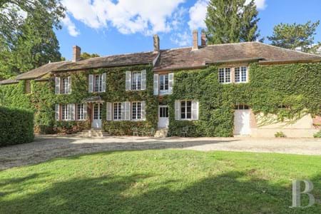 In the Seine-et-Marne, on more than 1 ha of landscaped parklands, an authentic family property, its caretaker's house and its barn