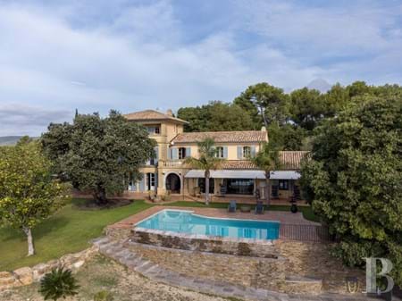 A property, inspired by Tuscany, on almost 2 ha of farmland near to Toulon and a perched village in the Var department