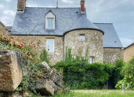 A 16th century presbytery, with a 250 m² garden, 20 minutes from Fougères, where the borders of Brittany and Normandy meet