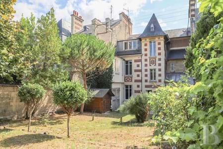 A townhouse, with a garden and garages, just a stone’s throw from Caen’s Place-Saint-Sauveur
