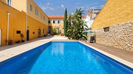 Moradia histórica de 19 quartos com piscina no coração da cidade de Silves, Algarve