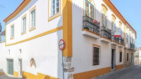 Vaste maison de ville historique avec appartements et appartement principal dans le centre historique de Beja, Alentejo
