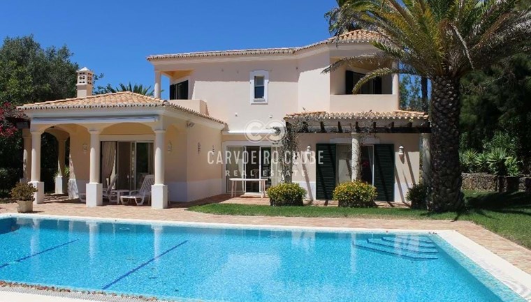 Immaculate 3-bedroom villa with pool and golf views 
