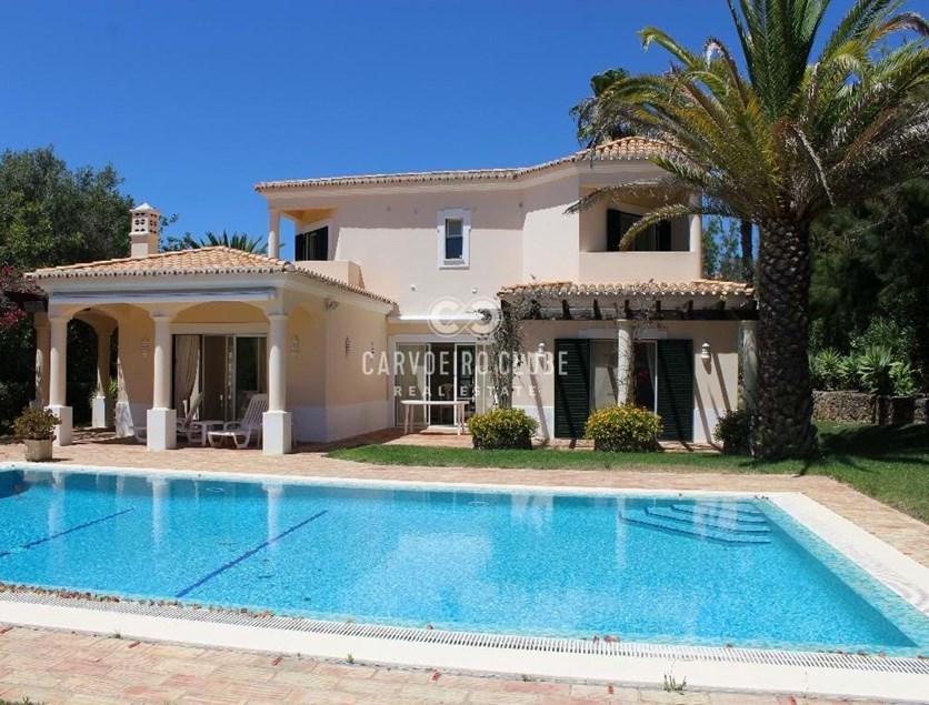 Immaculate 3-bedroom villa with pool and golf views 