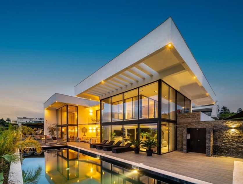 Contemporary 4-bedroom villa with pool and fantastic views