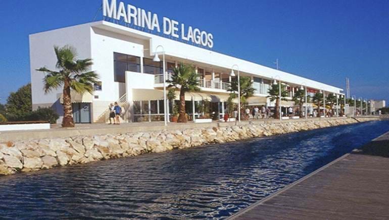 Apartamento de 1 Quarto Situado na Marina a Apenas 750m da Praia para  2/4 pessoas