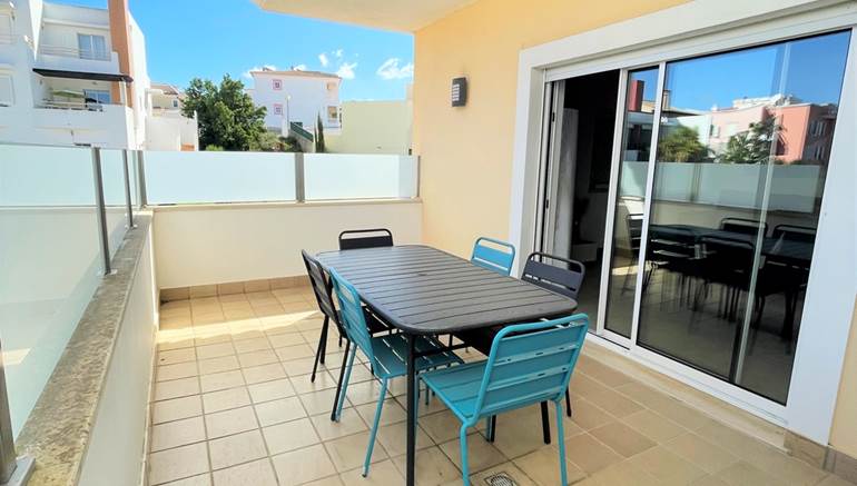 Beautiful 2 Bedroom Apartment with Pool
