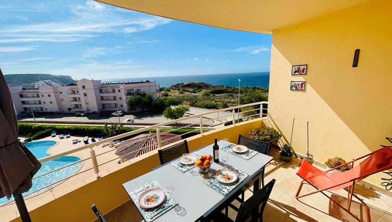 2 Bedroom Top Floor Apartment with Sea View for 4 people