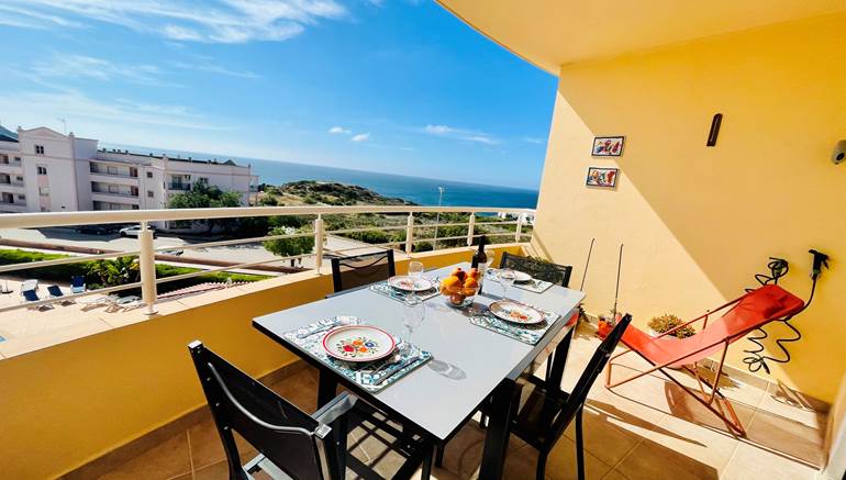 2 Bedroom Top Floor Apartment with Sea View for 4 people