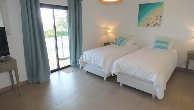 Superb 4 Bedroom Single Storey Villa with Panoramic Sea Views 