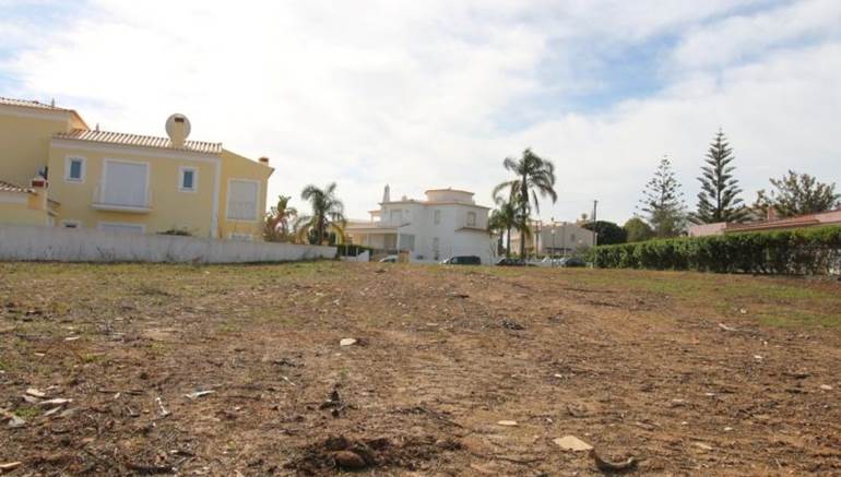 Terrain Situé à Atalaia avec un Projet Approuvé pour une Villa Contemporaine de 5 Chambres 