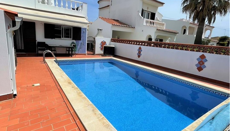 Charming 4 Bedroom Villa Located in a Residential Area