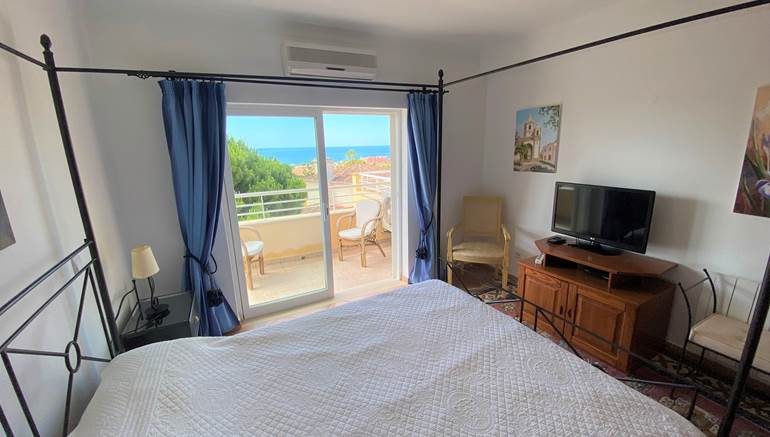 Wunderschöne 4-Schlafzimmer-Villa in Hanglage mit Panoramablick auf das Meer