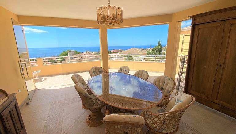 Wunderschöne 4-Schlafzimmer-Villa in Hanglage mit Panoramablick auf das Meer
