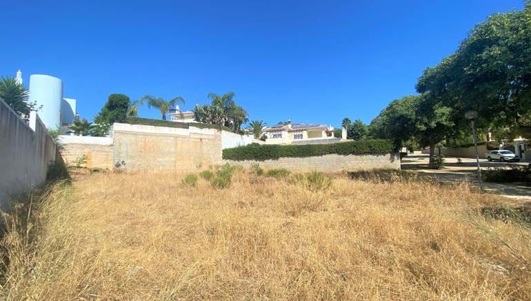 Building Plot Located Walking Distance from the Meia Praia Beach